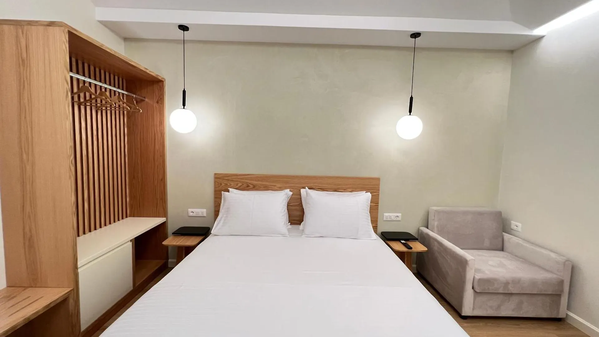 Elpis Guest House Himare