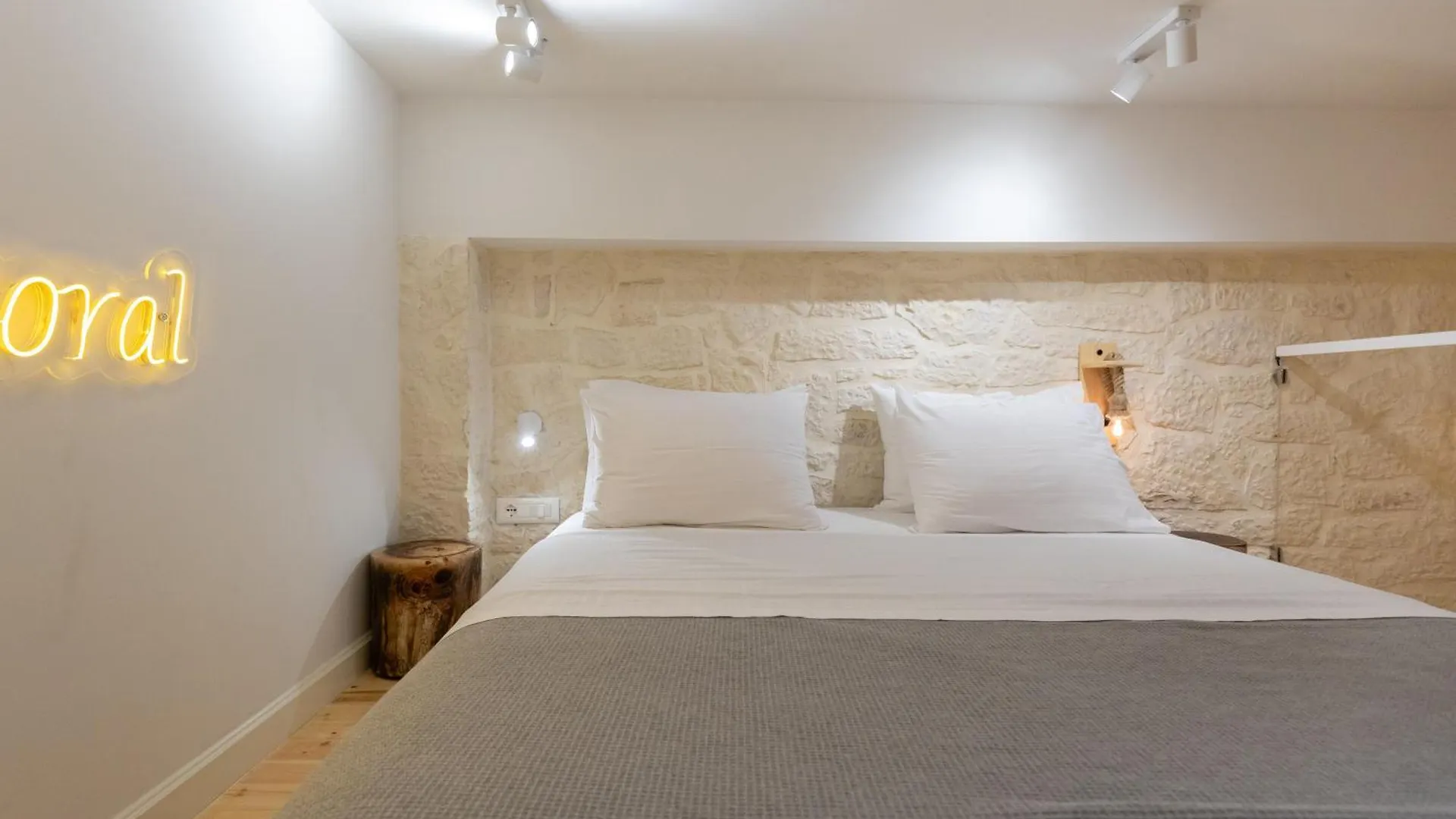 Elpis Guest House Himare