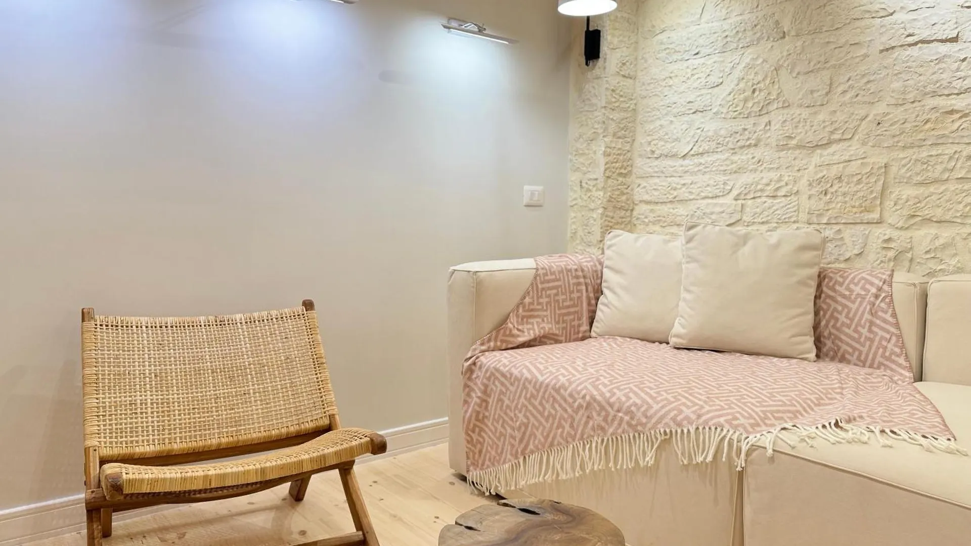 Elpis Guest House Himare